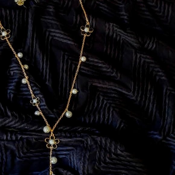 Daisy Chain Necklace - Picture 4 of 5